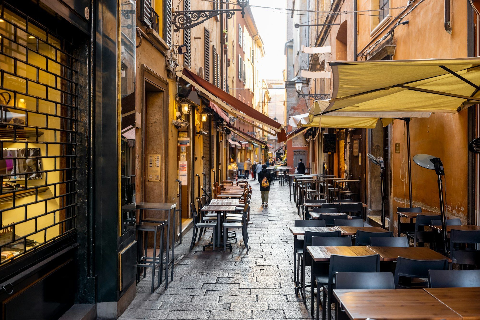 Dernières tendances en cuisine: Comment la haute gastronomie française s’adapte aux innovations culinaires